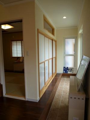 玄関土間は、ゆったり広々。お客様が多い時でも大丈夫！和室の障子を開ければ、お庭が見える心地よい縁側に。また、奥のドアを開けるとご両親のお住まいの玄関へと続きます。まさに“スープの冷めない距離”理想的ですね。