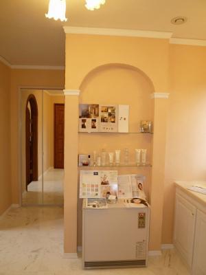 洗面台脇の飾り棚・・・何を置いても絵になりそうです。大理石の床も素敵‼