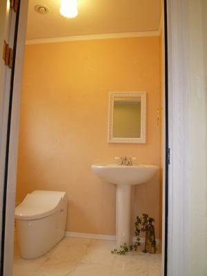 ゆったりと広い1Fトイレ。手洗いには、洗練されたフォルムのペデスタル洗面を、床には大理石を使用しました。