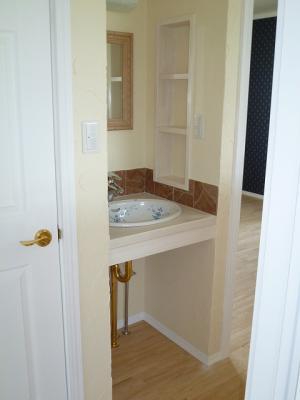 2階にも、あると便利な小さな洗面台を設置。もちろんハンドメイドです。