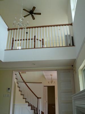 リビングの吹抜け・・・シャンデリアも素敵です。