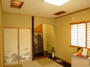 床の間のある本格的な和室。床柱と天井の間接照明用の建具は、お祖母様の旧宅で使われていた思い出の品です。