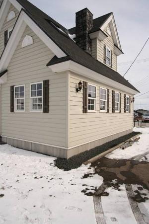 格子入りの白い窓にダークブラウンの鎧戸がいい感じ♥煙突のストーンも重厚感たっぷり‼