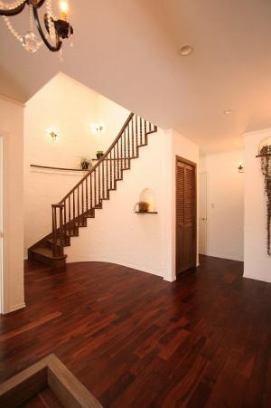 玄関ホールから続くカーブ階段〜カルクウォールの真っ白な壁にシックな色合いが映えて〜うっとり・・・