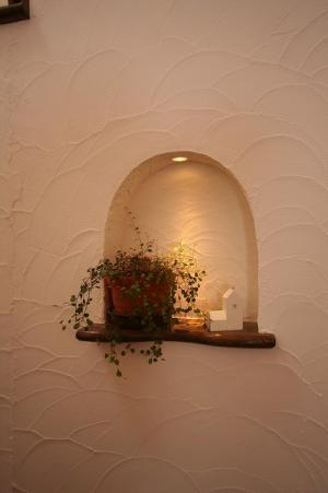 玄関正面のニッチは、お客様への“ようこそ”の気持ちを込めて〜大好きなグリーンや雑貨を飾り、かわいらしく・すてきに演出！