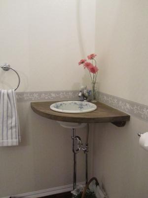 トイレの手洗いです。１階は“洋風”です。シンプルにまとめてみました。