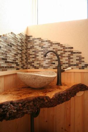 ２階のトイレの手洗いです。こちらは“和風”。いかがでしょう？