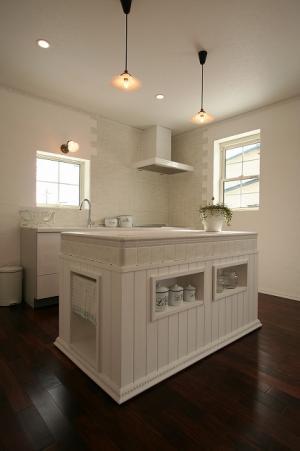 あると絶対に便利！なアイランドカウンター。キッチン側にも可動式の棚があるので、収納にも困りません。