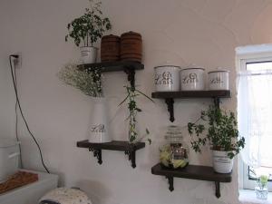 キッチンにこんな棚を作ってみました。
キッチン道具や調味料を置いても、好きな物を飾っても、絵になります。（・・何やら黒いコードが邪魔してまして・・お見苦しくてすみません。）