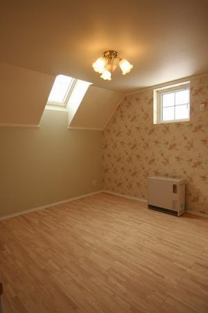 ２Fのお部屋。
ピンクの花柄クロスでやさしい雰囲気♥
床のラバーウッドの色合いも明るさを引き立ててます。