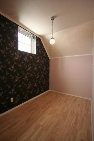 ウォークインクローゼットです。
こちらも同じ花柄クロスですが、色を変えるだけで違った雰囲気に。