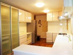 キッチンのすぐ後ろには大容量の収納スペース！
スッキリと統一感のあるキッチンを演出しています。