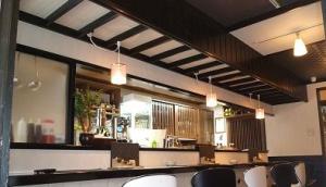 会話も弾みそうなカウンター席。