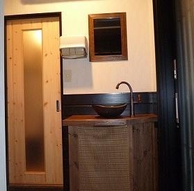 店舗入口に備えつけの手洗い。
ブラックの手洗い鉢がいい感じです。