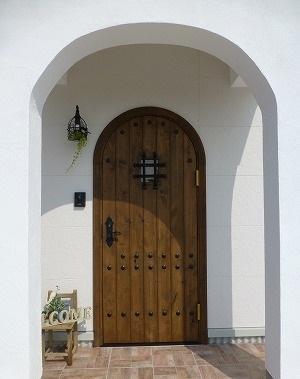 アールの木製玄関ドアがステキ(^^♪