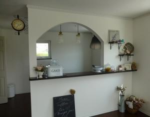 アールの下がり壁や飾り棚をつけて、
優しい雰囲気のキッチン廻り。
お料理もお食事も楽しくなりそう！